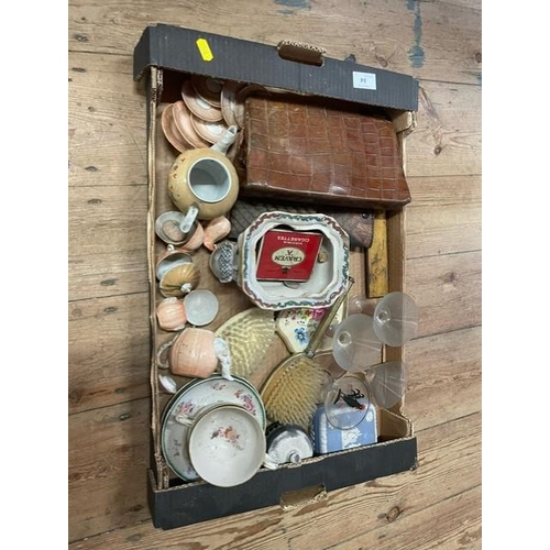 84 - A box of mixed ceramics