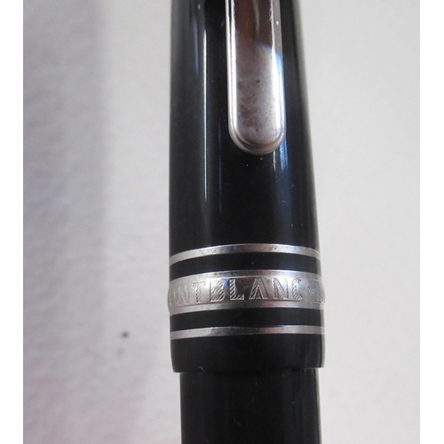 266 - A boxed Mont Blanc fountain pen