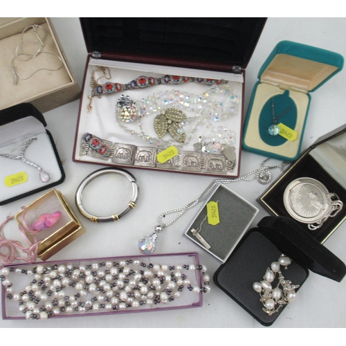 271 - A collection of assorted jewellery