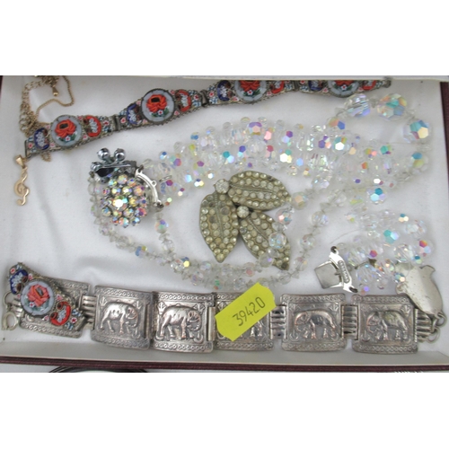 271 - A collection of assorted jewellery