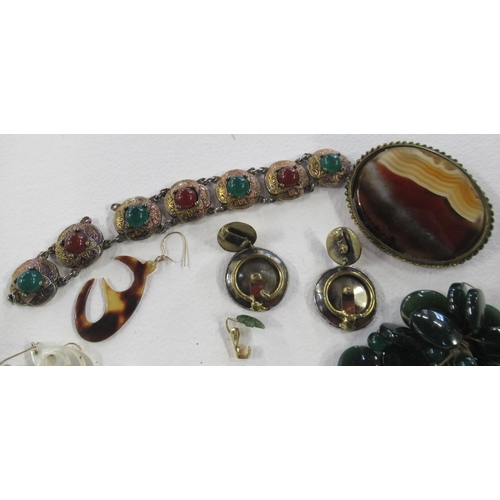 283 - A collection of jewellery, to include an agate brooch