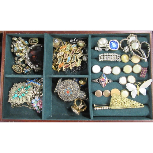 222 - A collection of costume jewellery, to include brooches, button, scent bottle, scarf clip etc, in a w... 