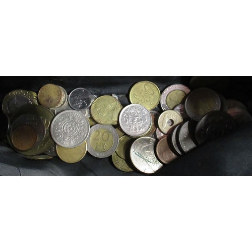 224 - A collection of coins, to include commemorative