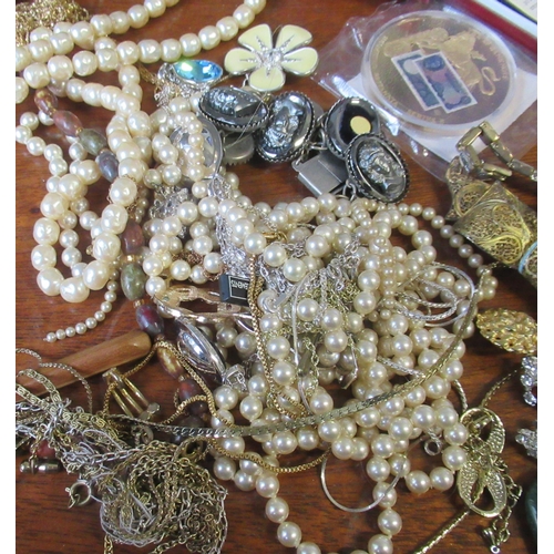 279 - A quantity of costume jewellery