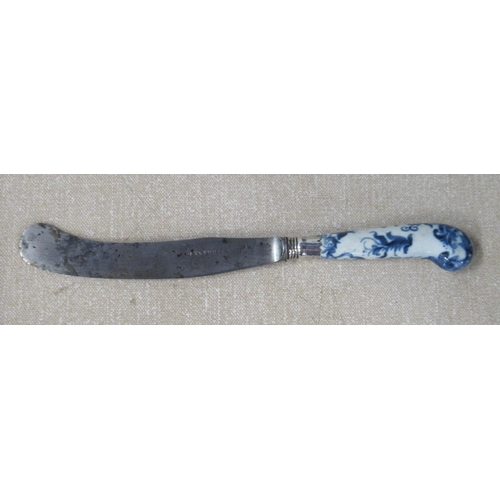 289 - An 18th century pistol grip dinner knife, with porcelain handle decorated in blue and white, the ste... 