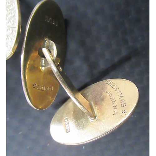 300 - A pair of 9ct gold cufflinks, weight 9.1g