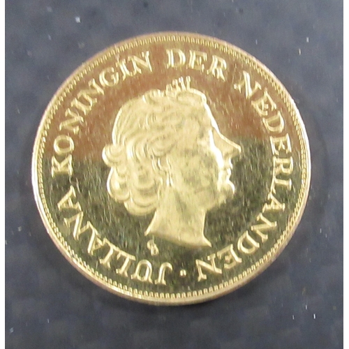 301 - A 1959 Dutch commemorative gold coin, weight 3.6g