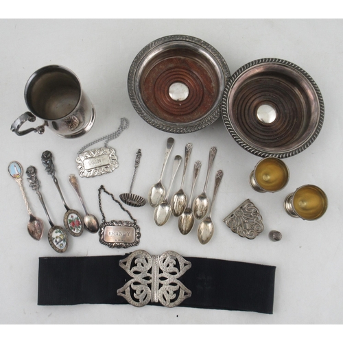 252 - A collection of silver, to include teaspoons, two egg cups, thimble, belt buckle, etc, weight 7oz, t... 