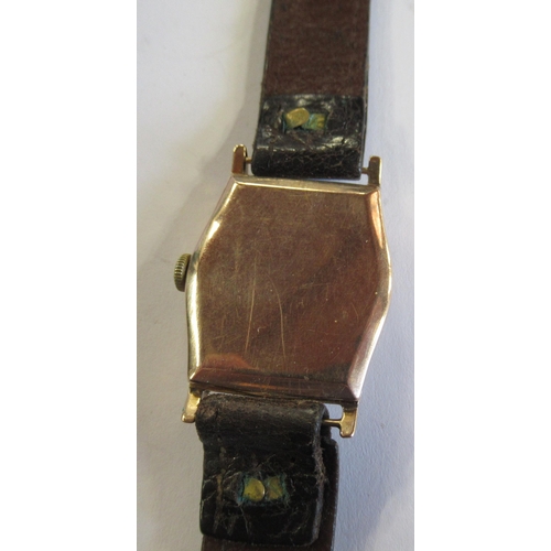 278 - A 9ct gold cased wrist watch, with subsidiary dial, leather strap, weight 28.7g