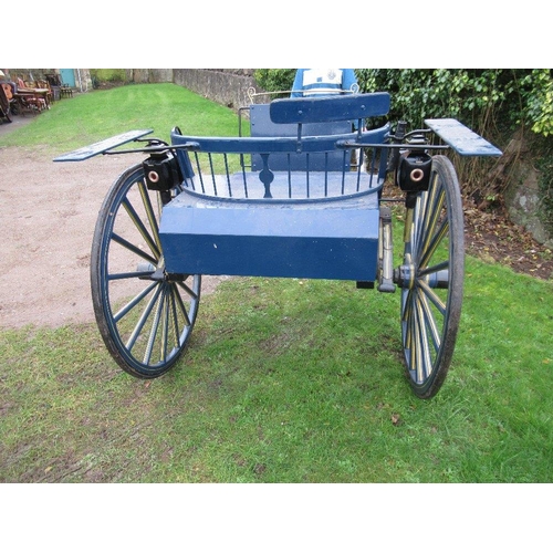 69 - A Victorian style Horse Trap decorated in blue and yellows having coaching lamps to each side, the c... 