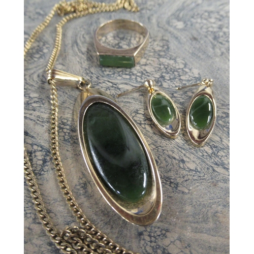 335 - A 9ct gold ring, set with a green stone, together with a pendant on chain and a pair of earrings