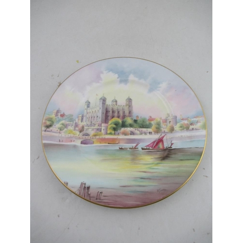 368 - A Minton porcelain plate, decorated with a view of The Tower of London Middlesex, by A Jones, diamet... 