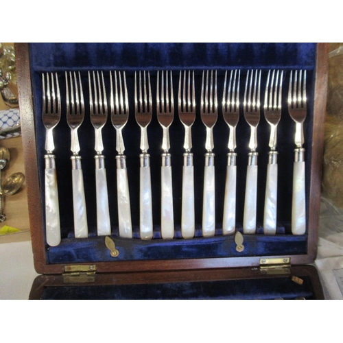 457 - A cased fruit set with mother of pearl handles