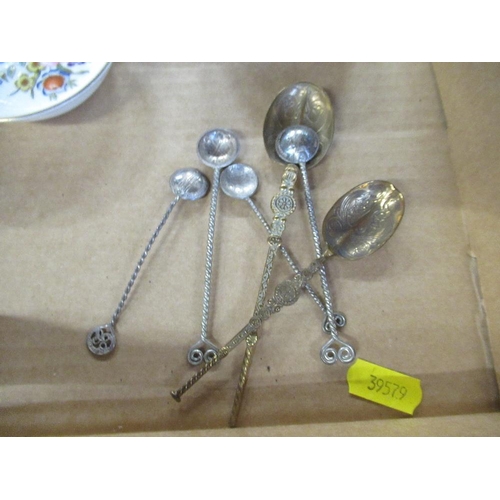 458 - A collection of sundries to include  whist marker, vesta, coin holder and various silver curet