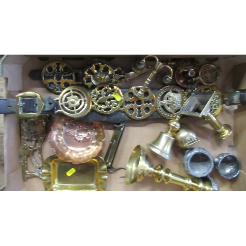 312 - A collection of metalware, to include horse brasses, candlesticks, kettles etc