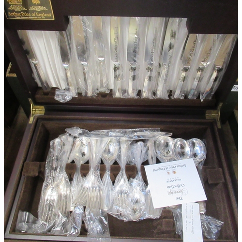 318 - A box of silver plate together with a canteen of cutlery