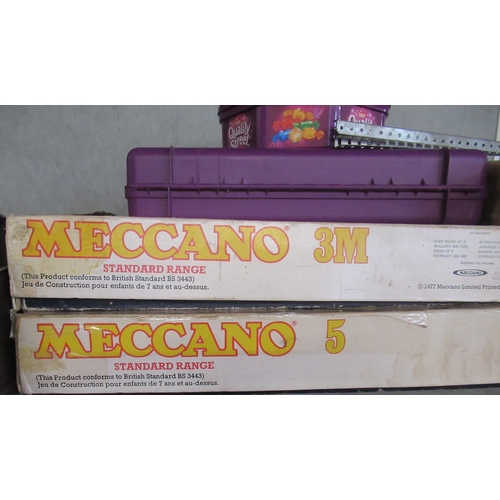 354 - A collection of vintage Meccano including boxed construction sets etc