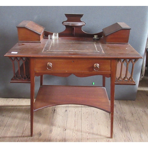 25 - An Edwardian mahogany desk, with inset leather writing surface, with various compartments, fitted wi... 