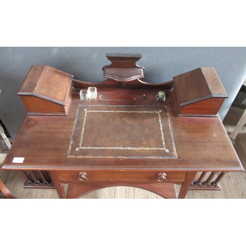 25 - An Edwardian mahogany desk, with inset leather writing surface, with various compartments, fitted wi... 