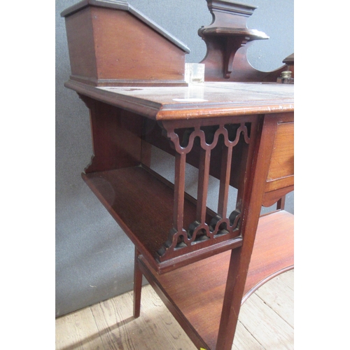 25 - An Edwardian mahogany desk, with inset leather writing surface, with various compartments, fitted wi... 