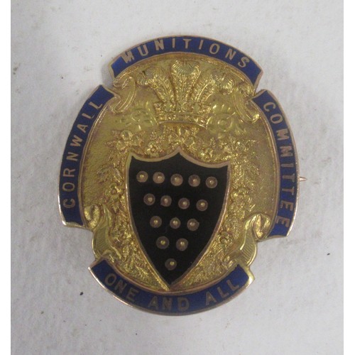 A 9ct gold and enamel Cornwall Munitions Committee badge, weight 10.8g