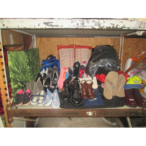 372 - Shelf shoes & bags