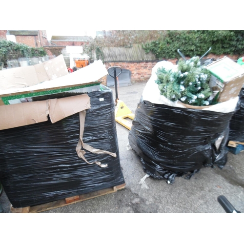 4 - 2 Pallets of xmas decs etc