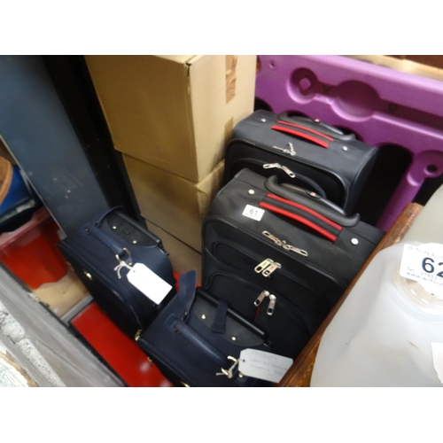 61 - Qty suitcases