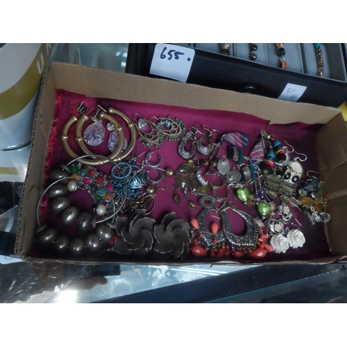 656 - Assorted earrings.