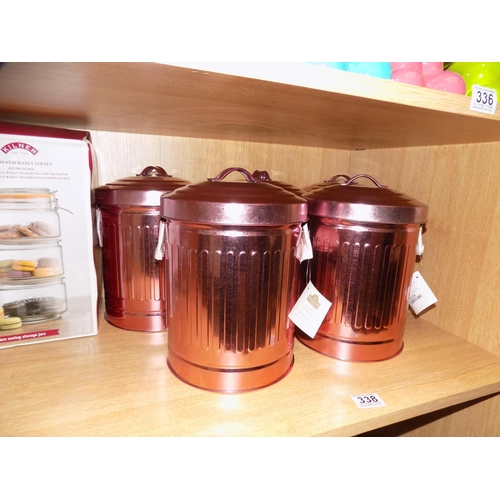 338 - 5 7.5L lidded bins