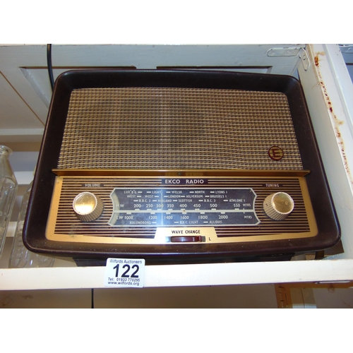 122 - Vintage bakelite radio