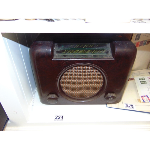 224 - Bakelite radio