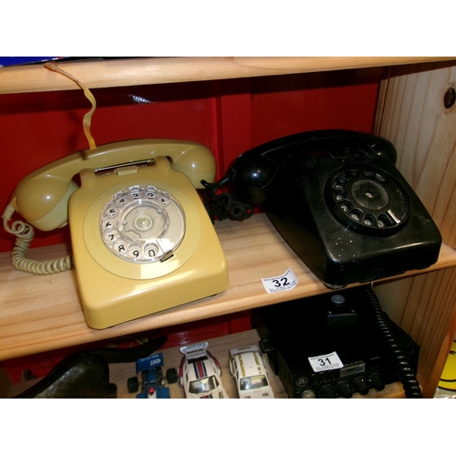 32 - 2 Vintage telephones