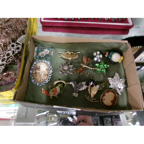 366 - Assorted Brooches.