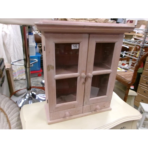 142 - Little display cabinet