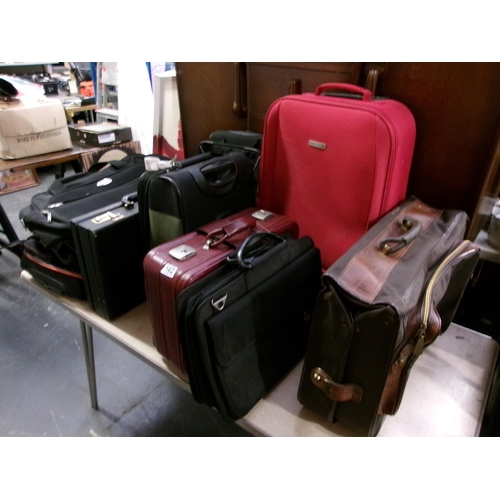 162 - LQ suitcases, bags etc