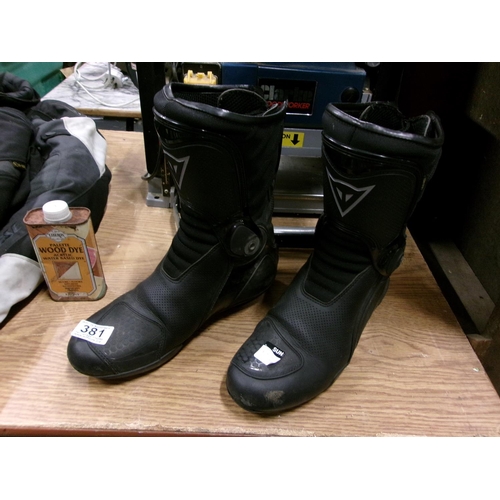 381 - Pair size 9 motorbike boots