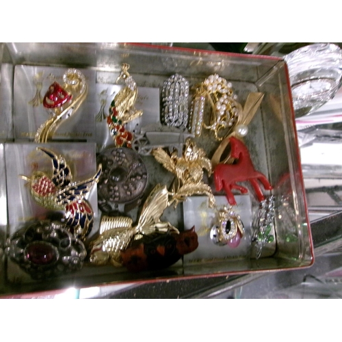 545 - Qty Assorted Brooches