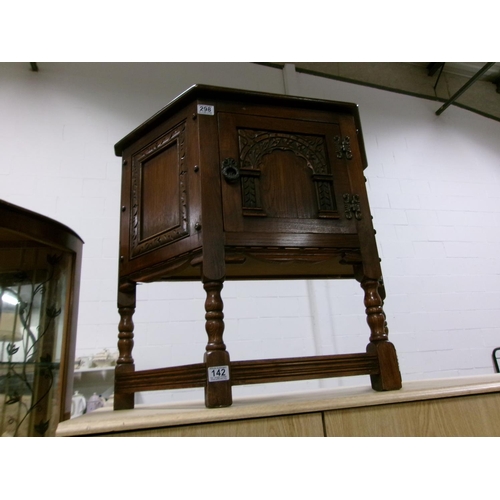 142 - Oak cabinet.