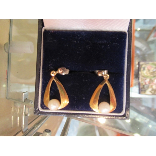 471 - Pr Yellow Metal & Pearl Earrings..