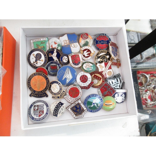 653 - Qty assorted enamel football club badges