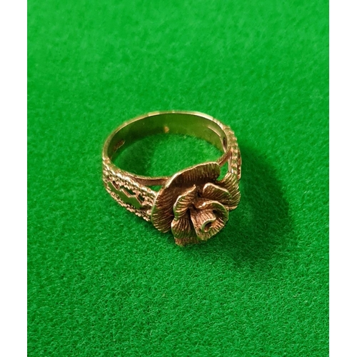334 - 9ct gold dress ring size N weighing 4.8g