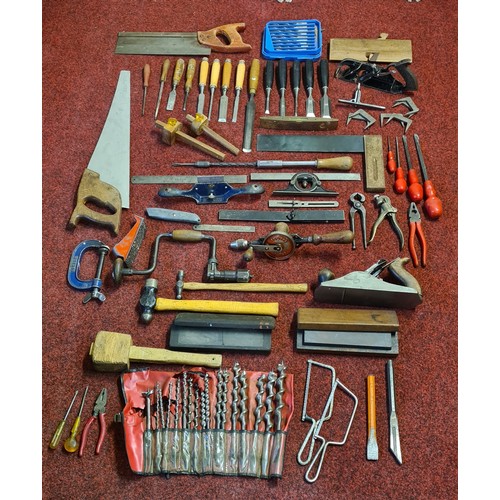 231 - Lovely wooden carpenters tool box containing a large amount of tools including vintage chisels, side... 