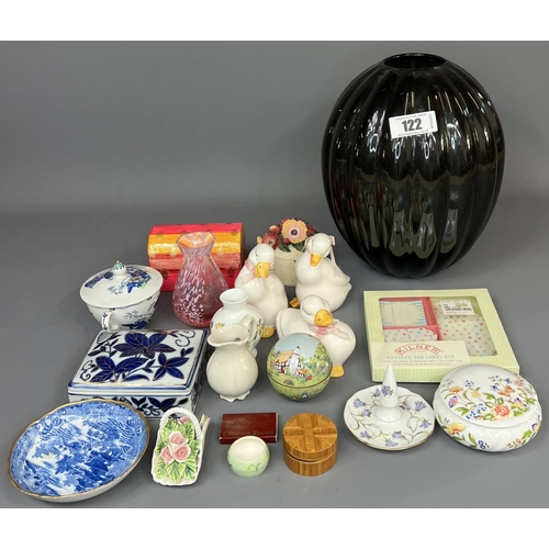 122 - Assorted chinaware to include Spode and Ainsley