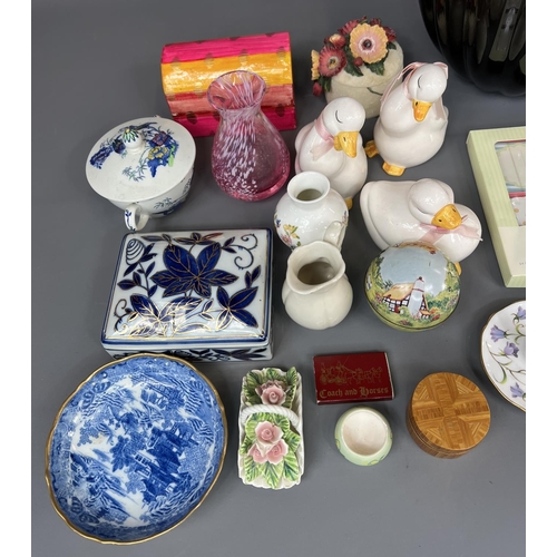 122 - Assorted chinaware to include Spode and Ainsley