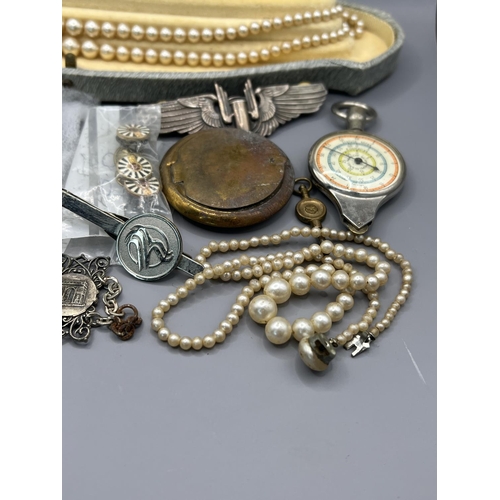 2 - Assorted jewellery and curio. UK and Worldwide shipping available on this and all lots, please conta... 