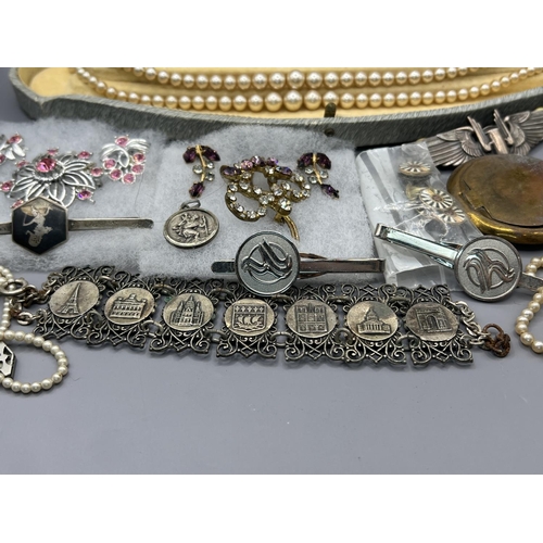 2 - Assorted jewellery and curio. UK and Worldwide shipping available on this and all lots, please conta... 