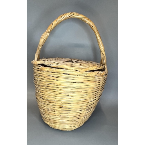 32 - Assorted wicker baskets. UK and Worldwide shipping available on this and all lots, please contact us... 