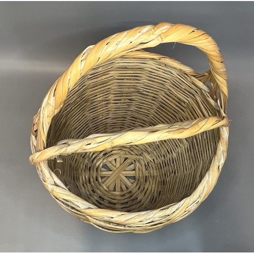 32 - Assorted wicker baskets. UK and Worldwide shipping available on this and all lots, please contact us... 