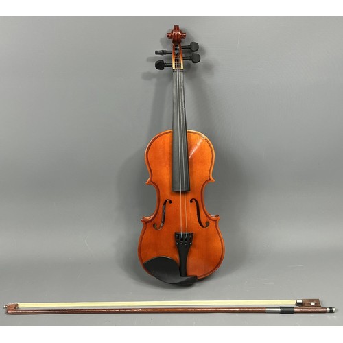 40 - Cased violin